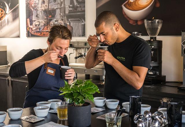 Pige får en kop kaffe på hotellet
