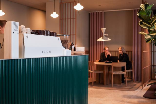 cafe med lyst nordisk interiør og en espressomaskine fra italienske dalla corte