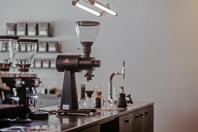 Mahlkoenig ek43 staar paa en disk i en kaffebar
