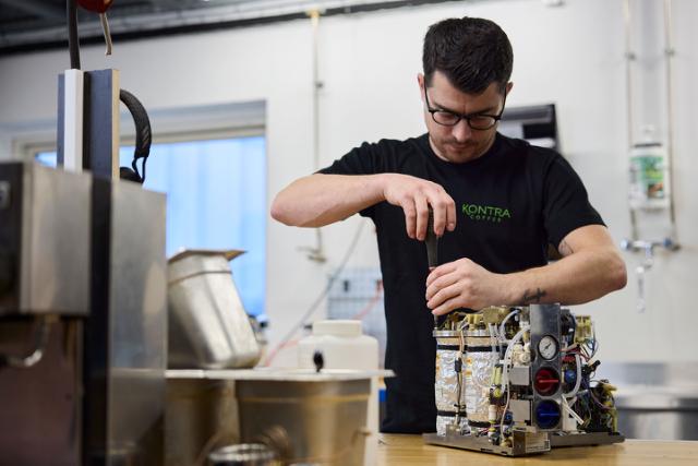 servicetekniker laver service paa et modul til en fuldautomatisk kaffemaskine