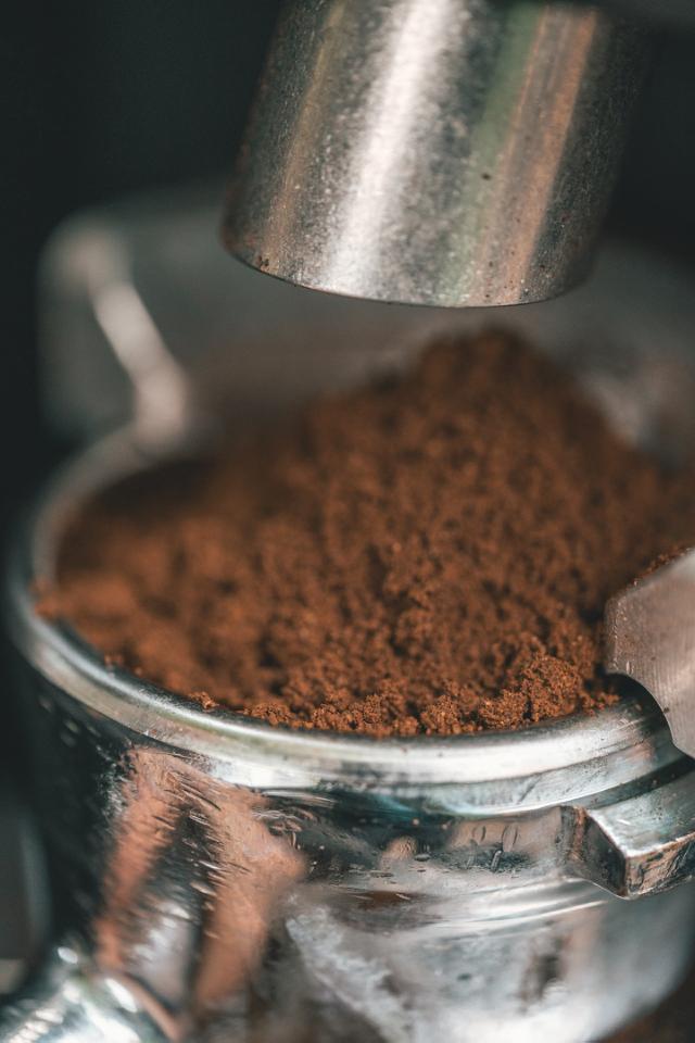 portafilter med formalet kaffe