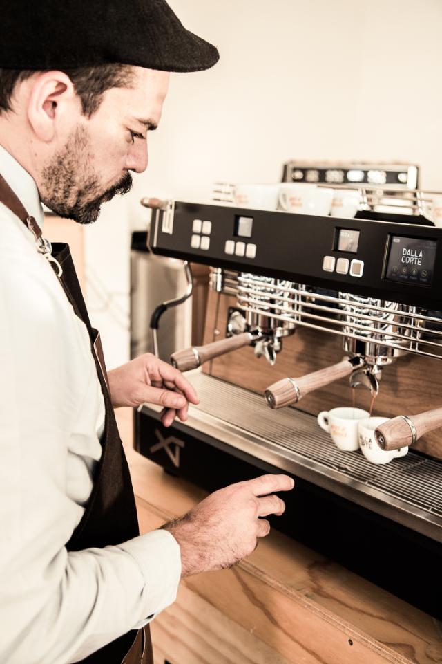 barista abejder ved dalla corte espressomaskine