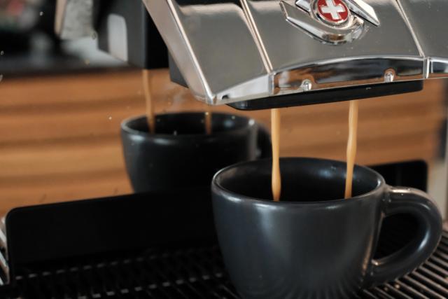 filerkaffe haeldes op til kaffedrikker