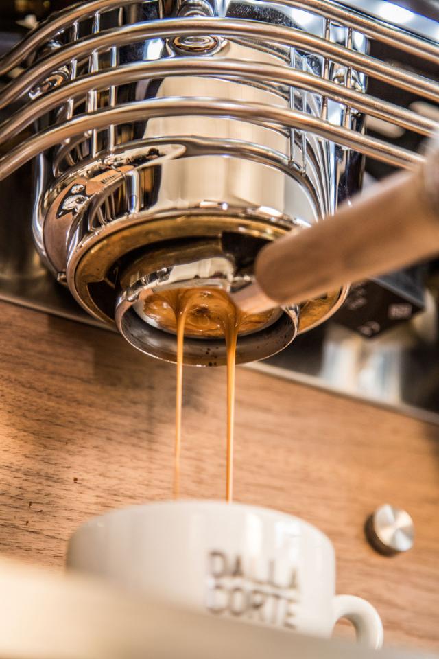 espressobrygning med bundloest portafilter fra dalla corte