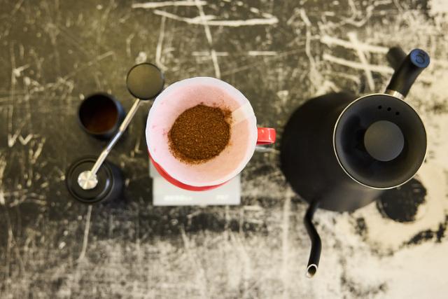 formalet kaffe i et kaffesetup med kaffetragt, haeldekande og haandkvaern