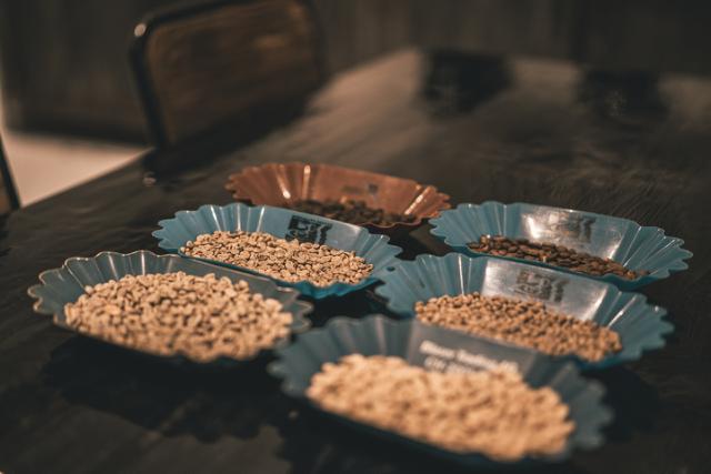 forskellige typer af groenne kaffeboenner