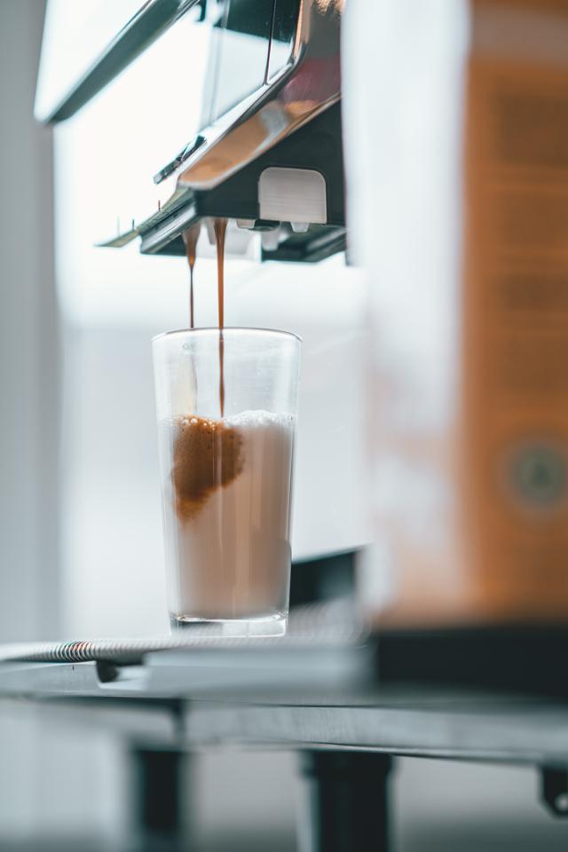 kaffebrygning af latte paa thermoplan