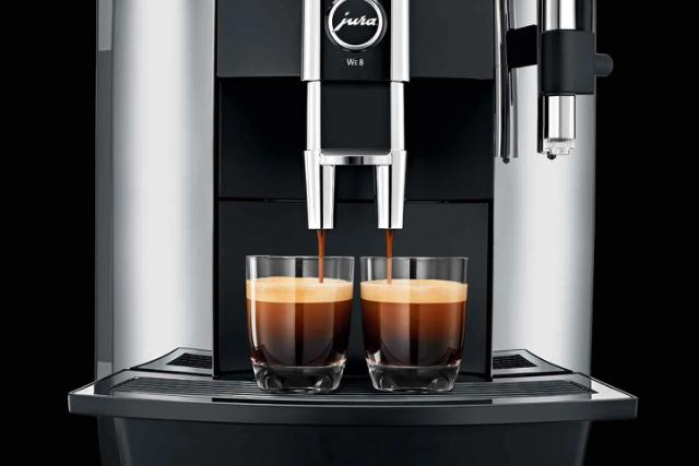 kaffemaskine fra jura brygger to kopper kaffe