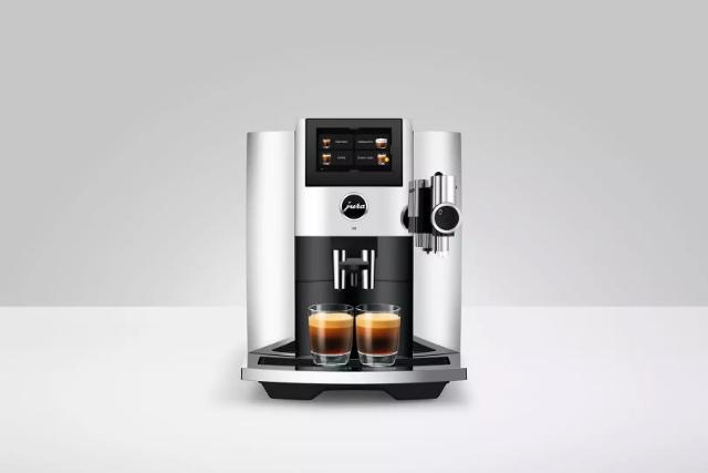 jura kaffemaskine har brygget to kopper kaffe