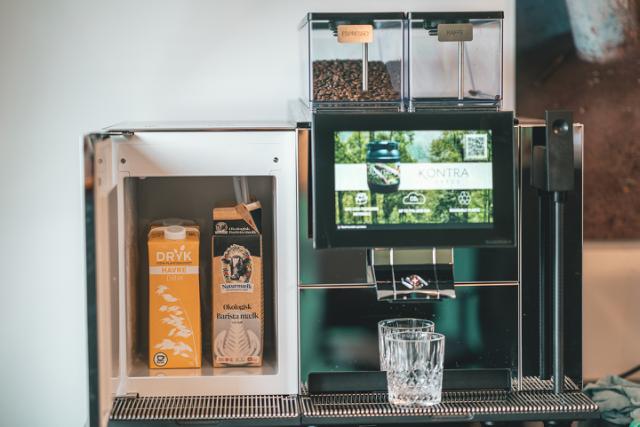 kaffemaskine med kaffe til erhverv