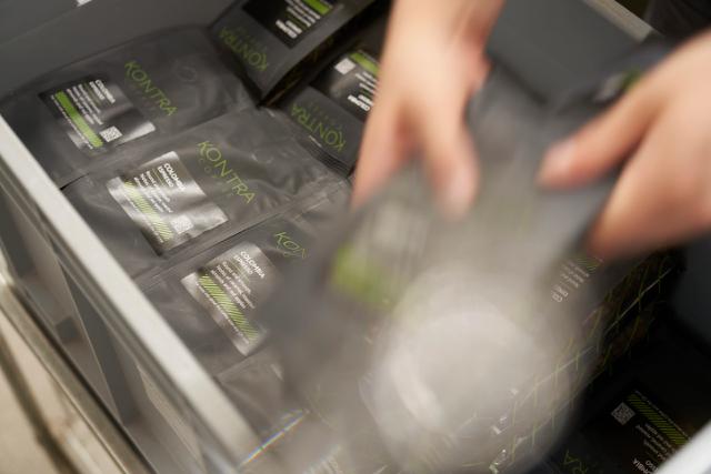 kaffeposer fra kontra coffee pakkes i en grå kasse