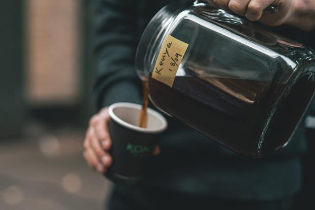 koldbrygget kenya kaffe haeldes op i kop med kontra coffee logo