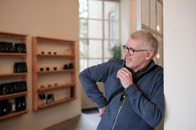Kurt Dalsgaard fra Kontra Coffee står i kaffehuset på Østerbro
