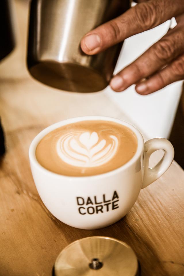 latteart paa cappuccino i kaffekop fra dalla corte