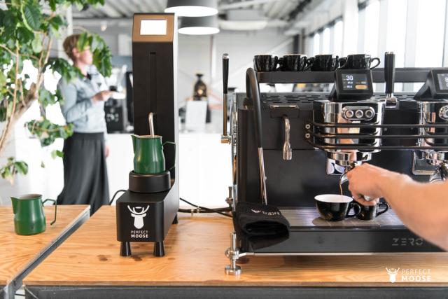 perfect moose auto steamer staar ved siden af espressomaskine