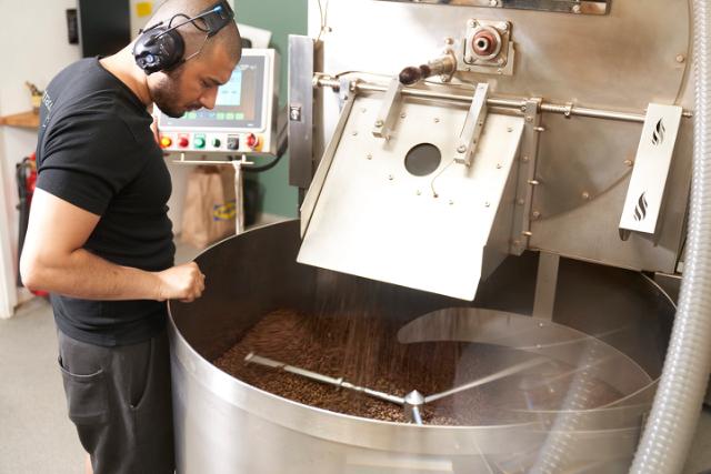ristemester rister kaffebønner i eget risteri