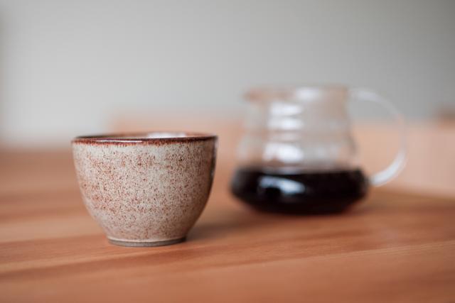 servering af kaffe i keramikkop og glaskande