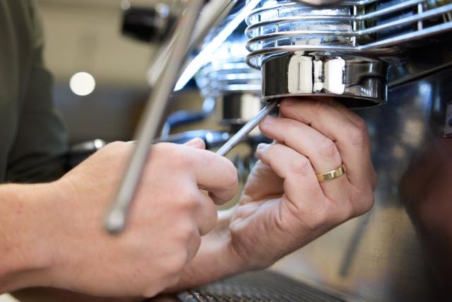 service paa espressomaskinens gruppehoved