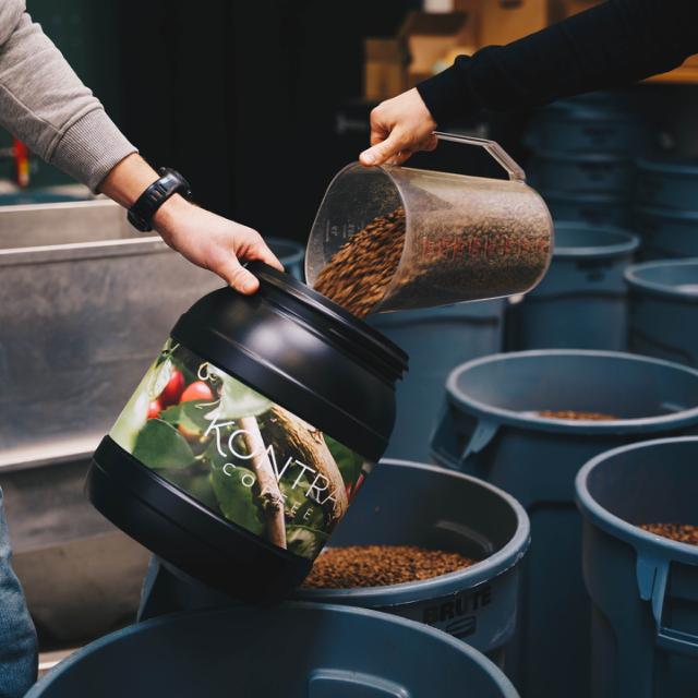 kaffetoende fra kontra coffee fyldes med friskristede kaffeboenner