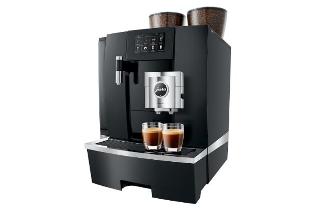 jura kaffemaskine med to hoppere har brygget to kopper kaffe